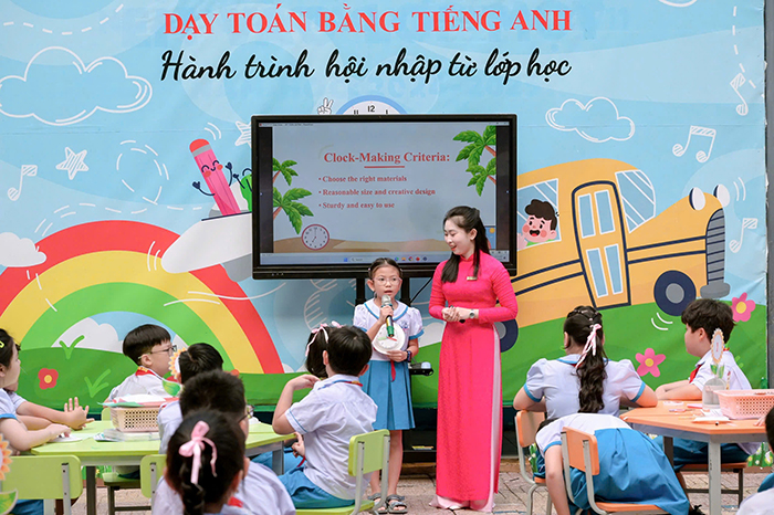 Giáo viên tiếng Việt dạy toán bằng tiếng Anh