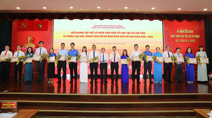 Khen thưởng tập thể, cá nhân có thành tích trong “Học tập và làm theo tư tưởng, đạo đức, phong cách Hồ Chí Minh