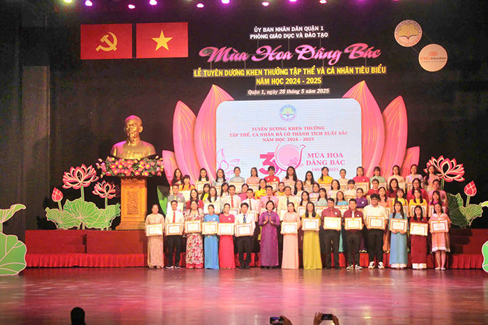 Quận 1 tuyên dương gần 600 giáo viên, học sinh xuất sắc trong “Mùa hoa dâng Bác”