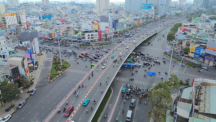 Giao thông TP.HCM đông đúc trong ngày đầu tiên người dân đi làm sau kỳ nghỉ lễ
