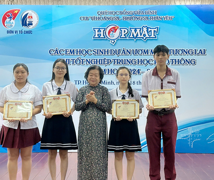 Gặp mặt, khen thưởng học sinh dự án “Ươm mầm tương lai” trước kỳ thi tốt nghiệp THPT