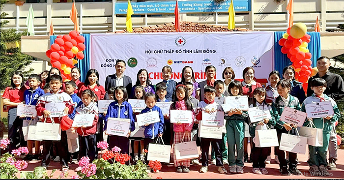 Lâm Đồng: Ra mắt chương trình “Nâng bước em đến trường”