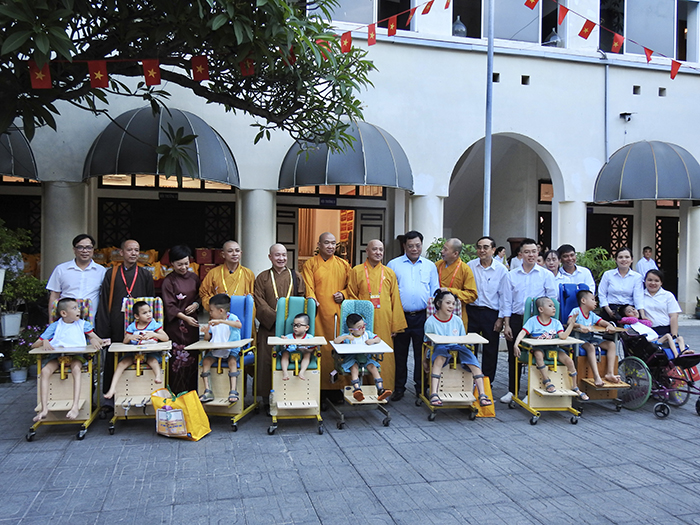 Thăm và tặng quà trẻ em khuyết tật nhân Đại lễ Vesak 2025