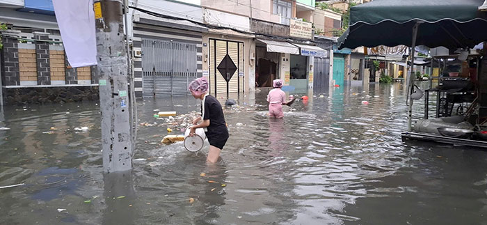 TP.HCM mưa lớn từ sáng sớm, nhiều tuyến đường ngập sâu, hàng loạt xe chết máy