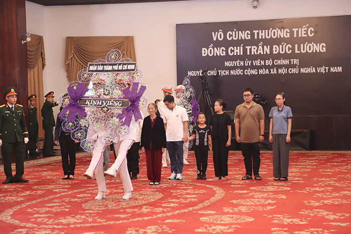 Người dân và kiều bào đến Hội trường Thống Nhất tiễn biệt nguyên Chủ tịch nước Trần Đức Lương