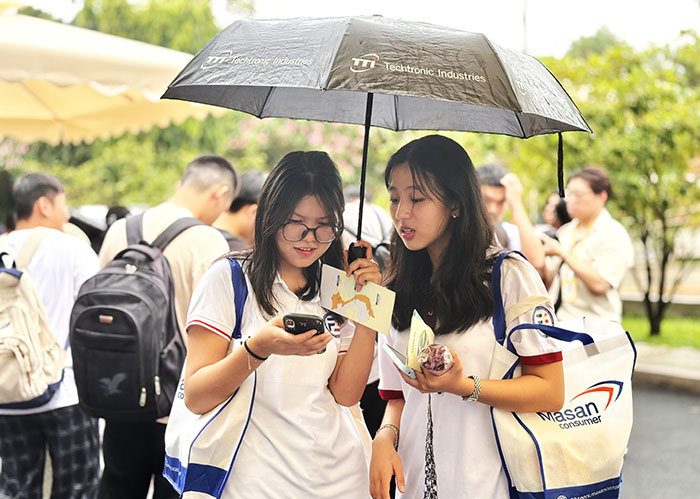 Sinh viên “đội mưa” đi tìm việc tại ngày hội việc làm