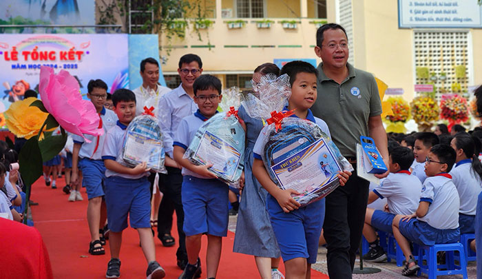 Học sinh, giáo viên, nhân viên và phụ huynh cùng được vinh danh tại lễ tổng kết