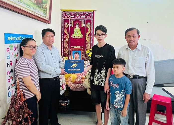 Trường ĐH Mở TP.HCM đến nhà trao bằng tốt nghiệp cho sinh viên vừa qua đời