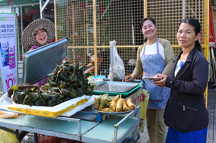 Vịt quay, bánh ú tro và mùi Tết Đoan Ngọ lan trong từng con hẻm Sài Gòn