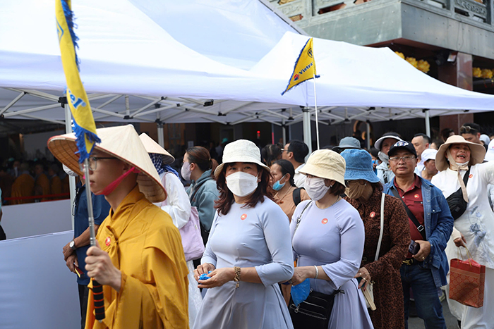 Dòng người thành kính chiêm bái Xá lợi trái tim Bồ tát Thích Quảng Đức