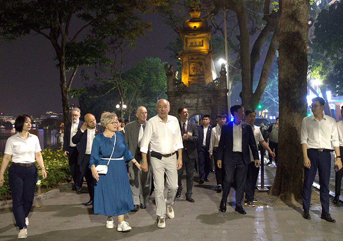 Tổng thống Hungary và Phu nhân đi dạo, ngắm cảnh hồ Hoàn Kiếm