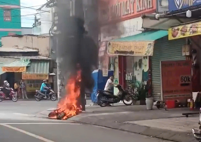 TP.HCM: Cháy xe máy điện trên đường, trụ đèn tín hiệu giao thông bị ảnh hưởng