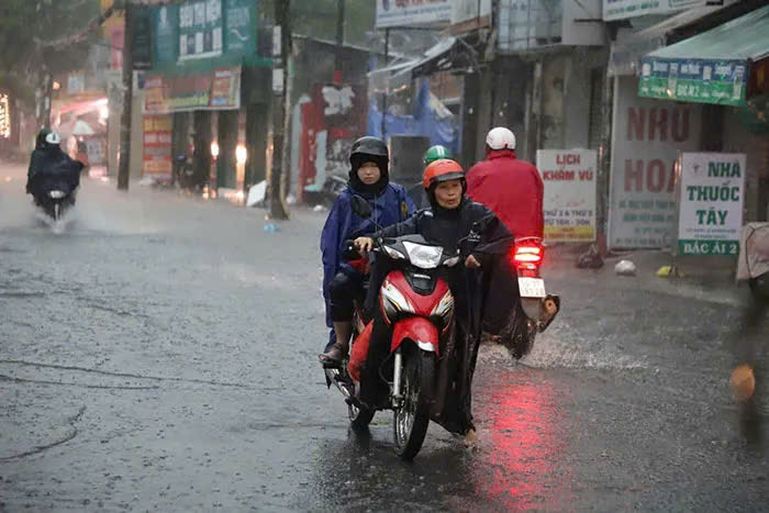 TP.HCM mưa lớn diện rộng, nguy cơ ngập úng tại nhiều khu vực