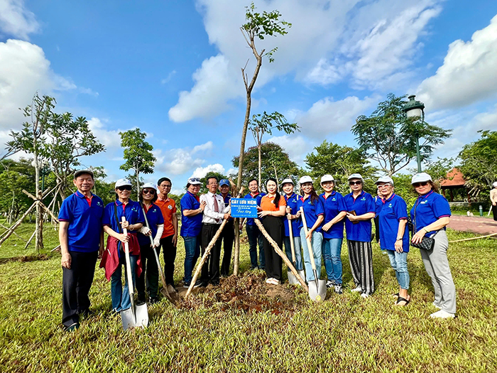 Kiều bào hưởng ứng Tết trồng cây, hướng về Bác Hồ