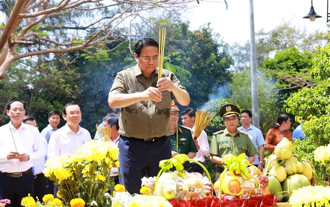 Thủ tướng Phạm Minh Chính dâng hương tri ân các Anh hùng liệt sĩ và thăm cựu tù tại Côn Đảo