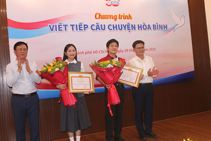 Khen thưởng nhạc sĩ, ca sĩ ca khúc “Viết tiếp câu chuyện hòa bình”