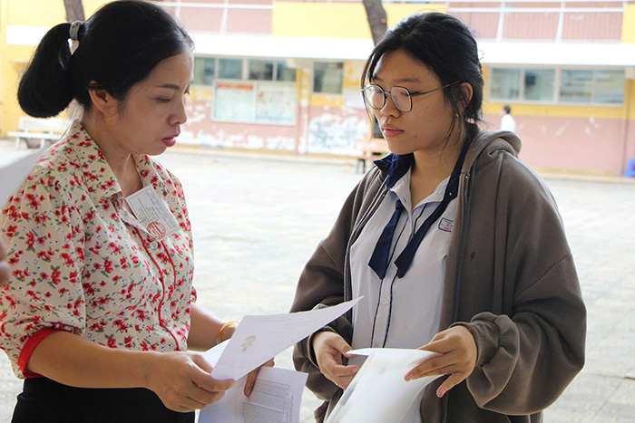 “Vùng trời quê hương nào cũng là bầu trời Tổ quốc” trong đề thi ngữ văn được đánh giá cao, gây xúc động