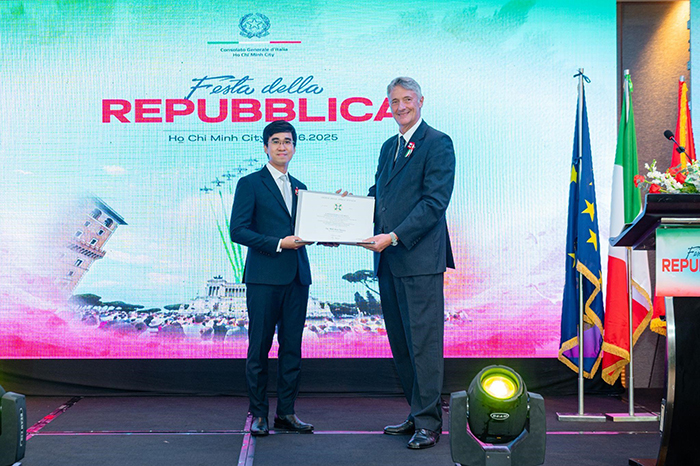 Giảng viên Việt Nam được Tổng thống Cộng hòa Italia phong tước hiệu Hiệp sĩ ở tuổi 35