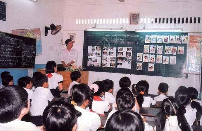 “Tay phải” dạy học, “tay trái” viết báo