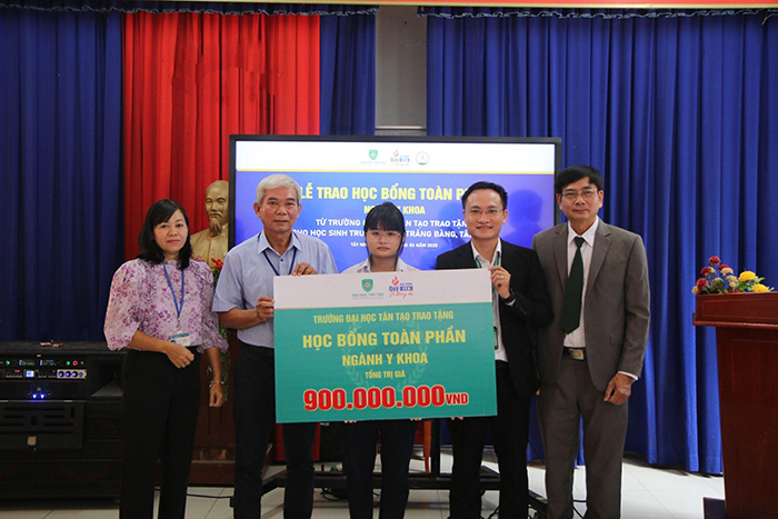 Đại học Tân Tạo trao tặng quỹ học bổng ITA cho học sinh khó khăn vào đại học