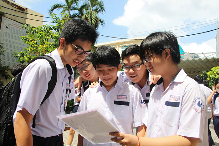 Đề văn tuyển sinh 10 theo chương trình mới thí sinh reo vang “dễ quá”