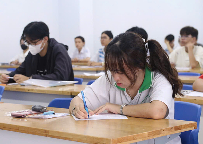 Xem xét xử lý giám thị chậm tính giờ làm bài, không phát giấy nháp cho thí sinh