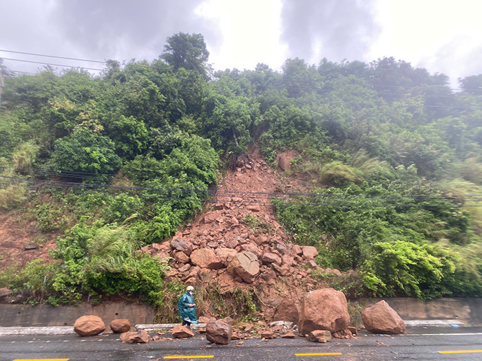 Miền Trung: Nhiều nơi sạt lở, ngập lụt do ảnh hưởng của bão số 1