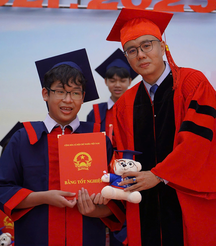 Rưng rưng trong ngày ra trường của lứa học sinh đặc biệt