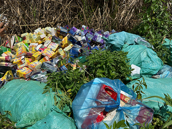 Thuốc và thực phẩm chức năng bị vứt la liệt tại TP.HCM