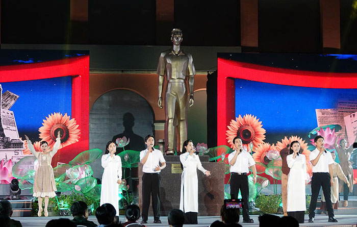 “Hành trình thế kỷ” tái hiện cuộc đời của Bác Hồ qua nghệ thuật