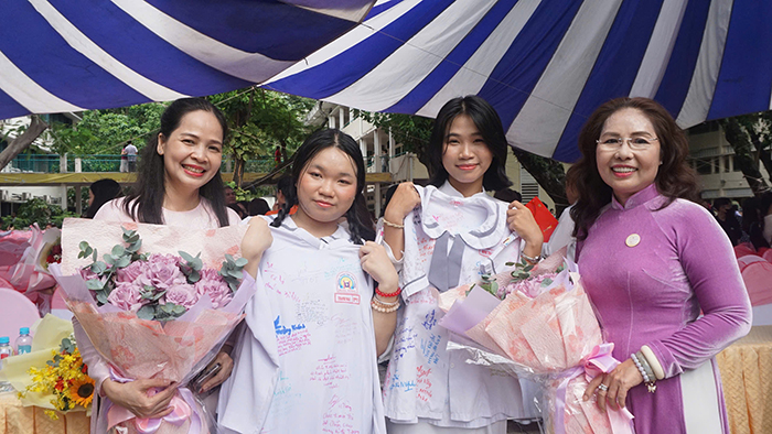 Hiệu trưởng nhắn nhủ học sinh lớp 12: Hãy sống, làm việc như một công dân tử tế!