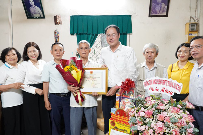 Lãnh đạo TP.HCM thăm, mừng thọ các cụ cao tuổi tiêu biểu