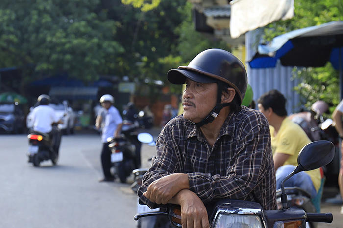 Cha mẹ hồi hộp, con tự tin trong buổi thi đầu tiên vào lớp 10