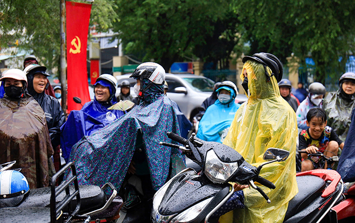 TP.HCM: Cha mẹ đội mưa, tiếp sức cho sĩ tử vượt vũ môn