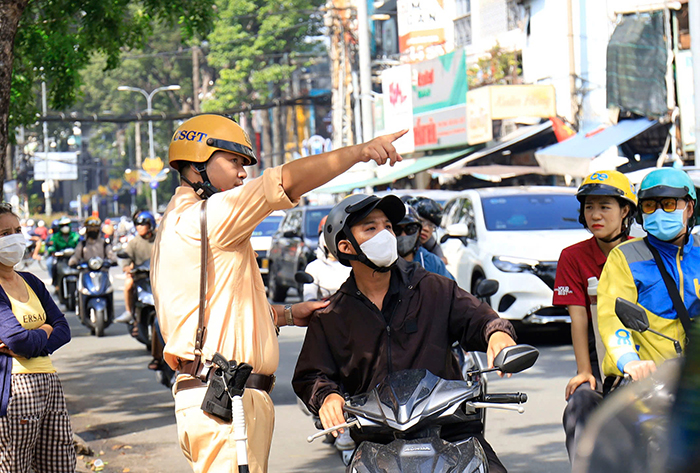 Cảnh sát giao thông TP.HCM túc trực hỗ trợ thí sinh trong kỳ thi lớp 10
