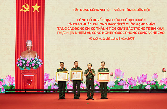 Chủ tịch nước tặng thưởng Huân chương Bảo vệ Tổ quốc hạng nhất cho các lãnh đạo Tập đoàn Viettel