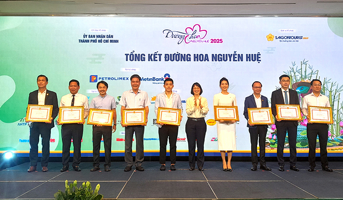 UBND TP.HCM tặng Bằng khen cho nhiều tập thể, cá nhân đóng góp cho Đường hoa Nguyễn Huệ năm 2025