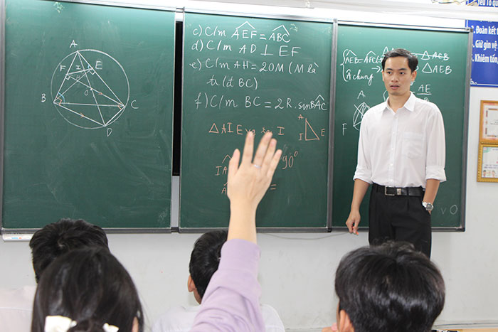 Giáo viên khuyến cáo học sinh không nên sử dụng dấu suy ra trong bài thi tuyển sinh 10 TP.HCM môn toán