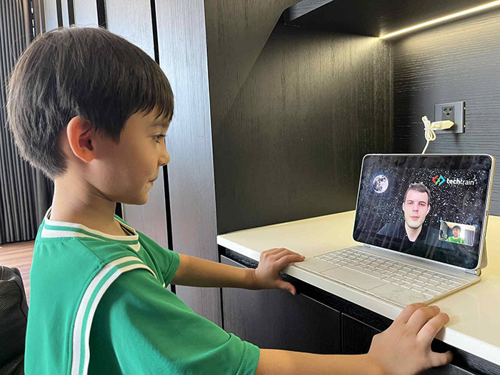 Học hè tại nhà: Phụ huynh quay lưng với lò luyện, chọn giải pháp Online