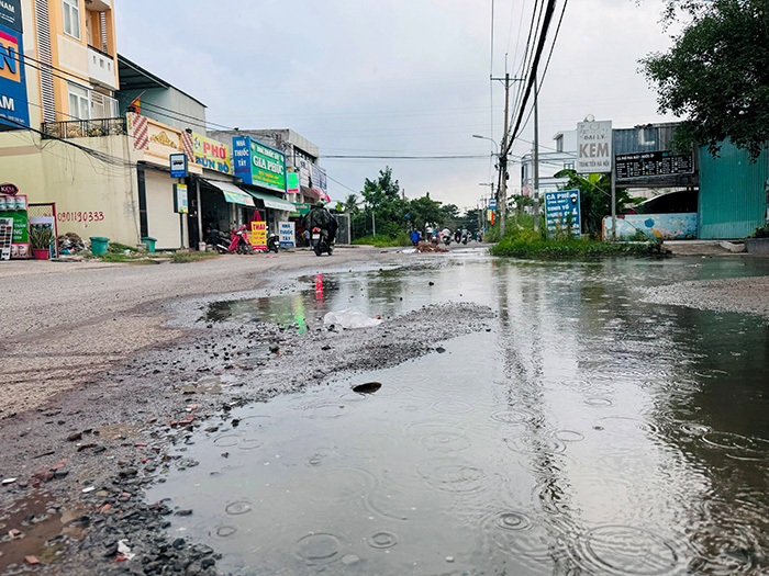 Người dân lo lắng vì đường Lò Lu sau 5 năm thi công vẫn đầy “hố bom”