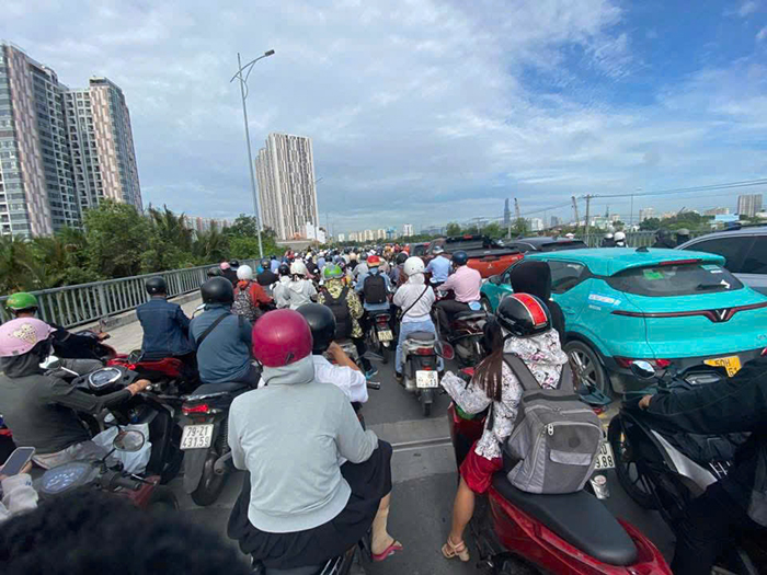 Ùn ứ kéo dài tại nút giao An Phú vì cấm xe máy vào đường dẫn cao tốc