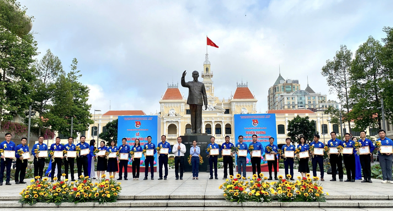 Tuyên dương tập thể, thanh niên tiêu biểu làm theo lời Bác