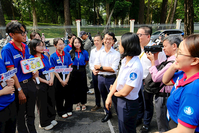 Lãnh đạo Thành đoàn TP.HCM thăm và động viên sinh viên tình nguyện “Tiếp sức mùa thi”
