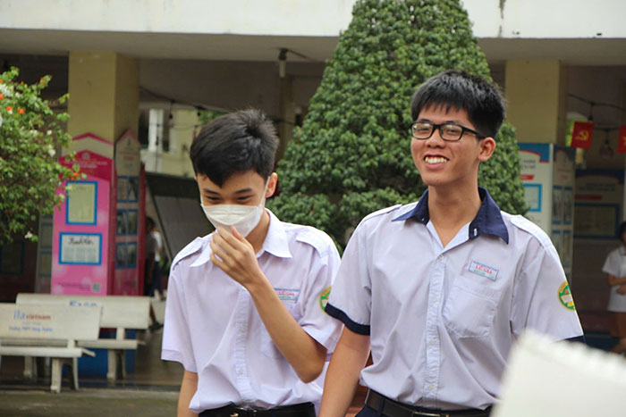 Thí sinh cười rạng rỡ sau bài thi môn toán