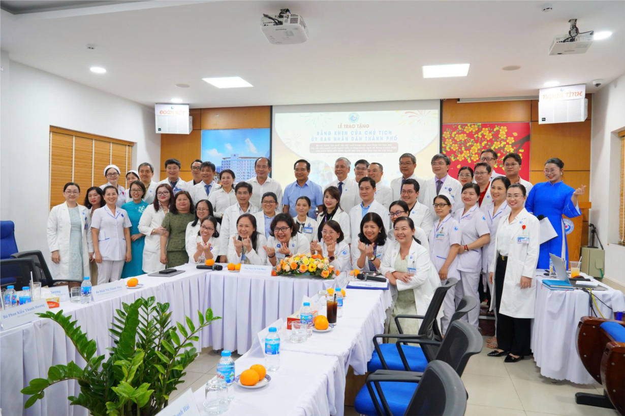 Chủ tịch UBND TP.HCM trao Bằng khen đột xuất 2 bệnh viện thông tim bào thai cho sản phụ Singapore