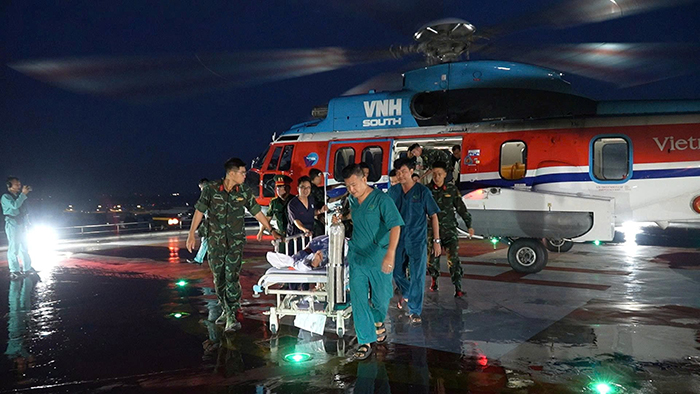 Bệnh nhân nguy kịch do thủng tạng được đưa từ đảo về đất liền an toàn bằng trực thăng