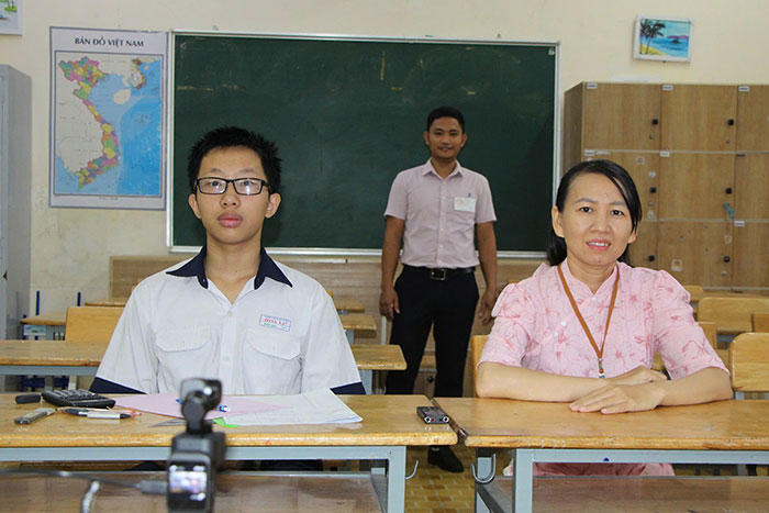 TP.HCM: Nam sinh bị bỏng sát ngày thi được giáo viên viết hộ cả 3 bài thi tuyển sinh 10