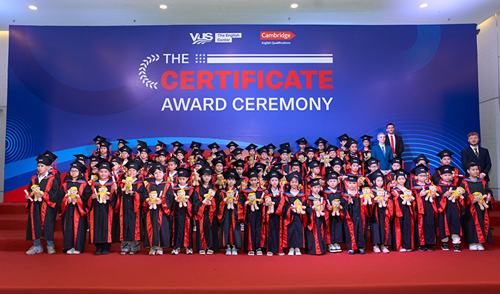 VUS vinh danh học viên nhận chứng chỉ Cambridge, IELTS