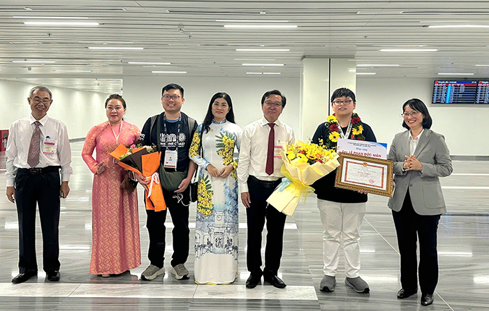 UBND TP.HCM “thưởng nóng” 50 triệu đồng cho học sinh đoạt huy chương bạc Olympic toán quốc tế