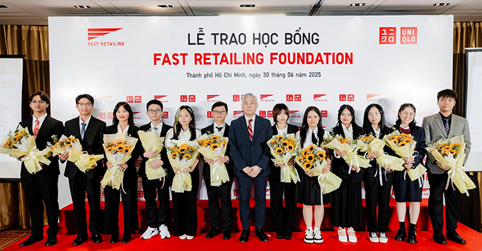 12 suất học bổng toàn phần được Fast Retailing trao tặng cho học sinh tại 10 trường THPT